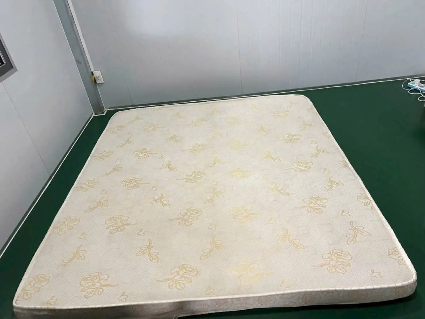Nệm vải be có vết ố lớn sau khi vệ sinh bởi S.T Clean