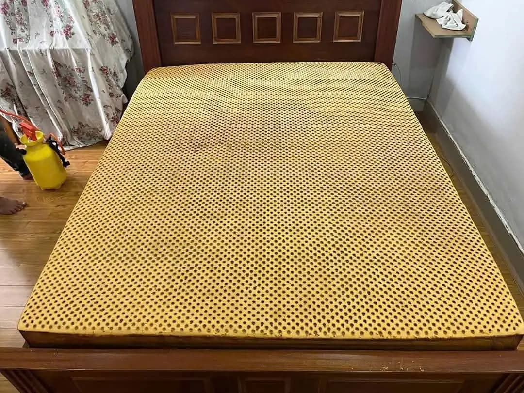 Nệm cao su thiên nhiên đổi màu sau khi vệ sinh bởi S.T Clean