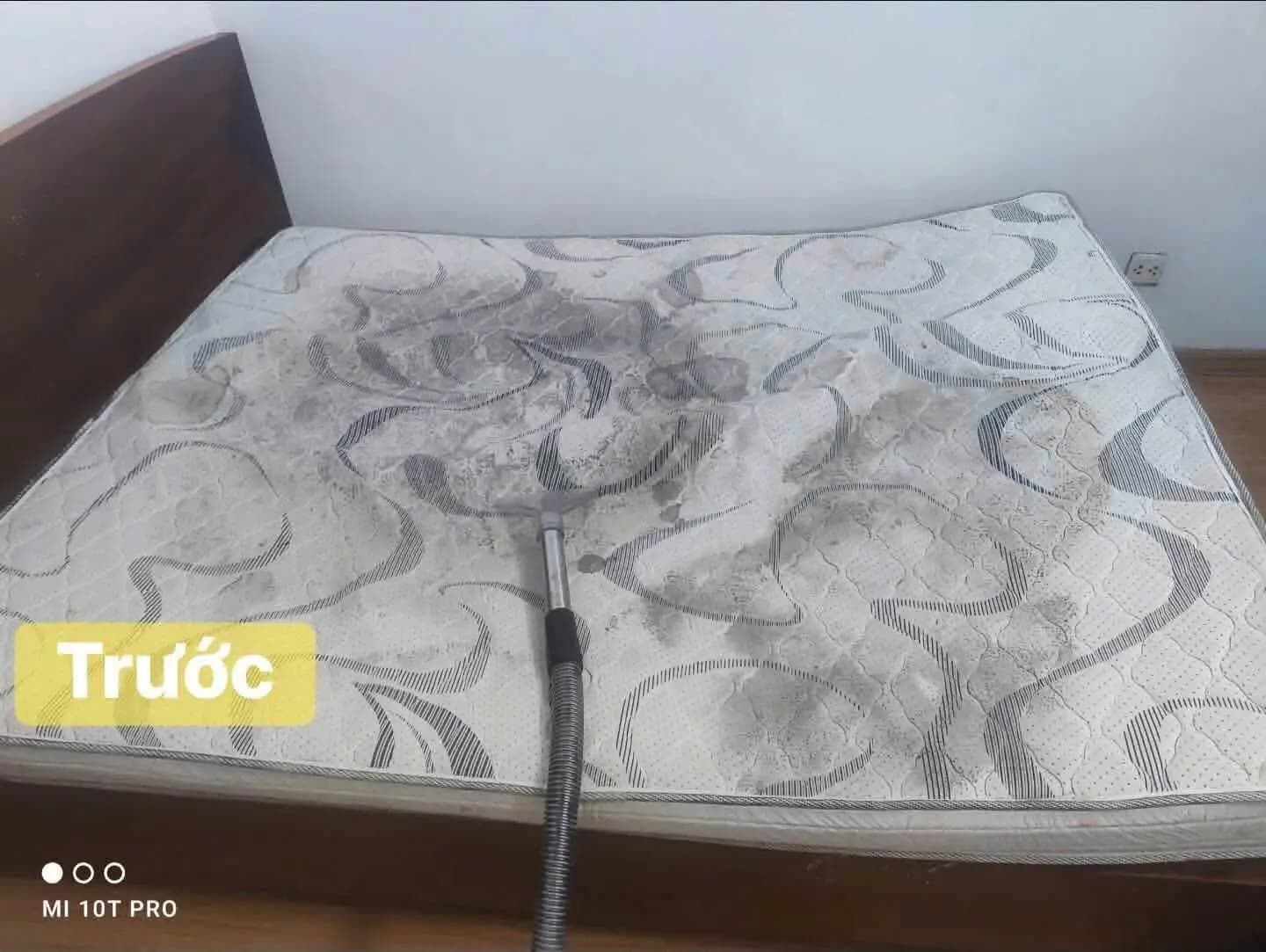 Nệm hoa văn xám bị bẩn lâu ngày trước khi vệ sinh
