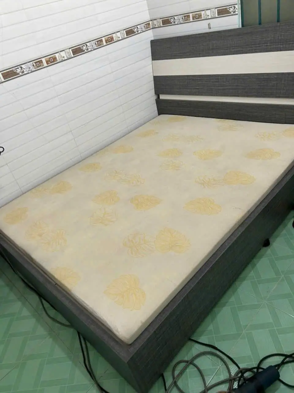 Nệm hoa văn vàng có vết bẩn xám sau khi vệ sinh bởi S.T Clean