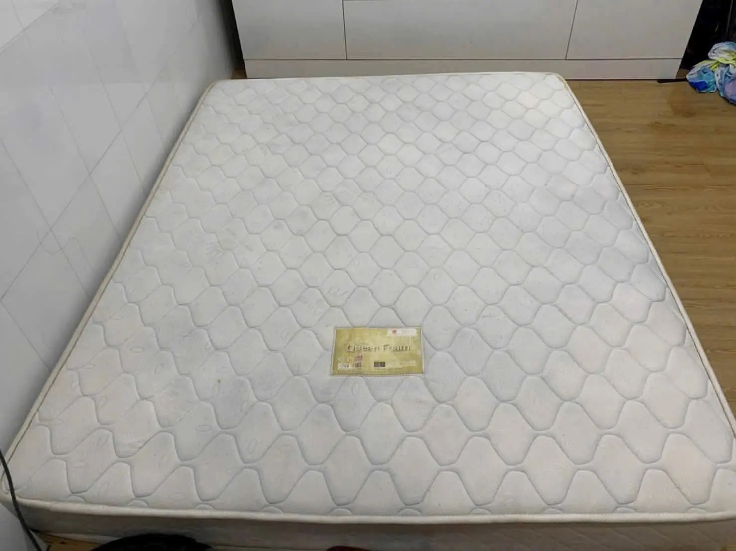 Nệm lò xo bị ố vàng loang lổ sau khi vệ sinh bởi S.T Clean