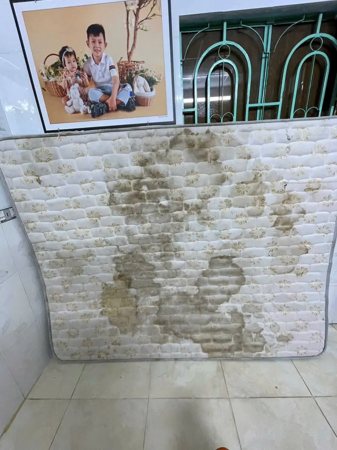 Nệm vân gạch bị ố nặng trước khi vệ sinh
