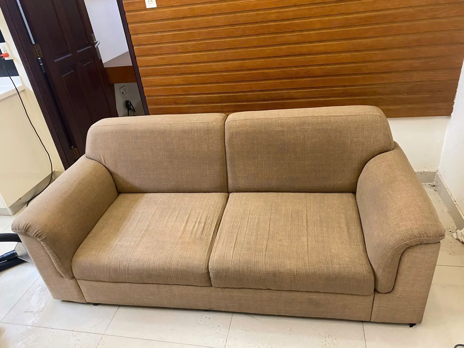 Sofa vải màu be 2 chỗ sau khi vệ sinh bởi S.T Clean