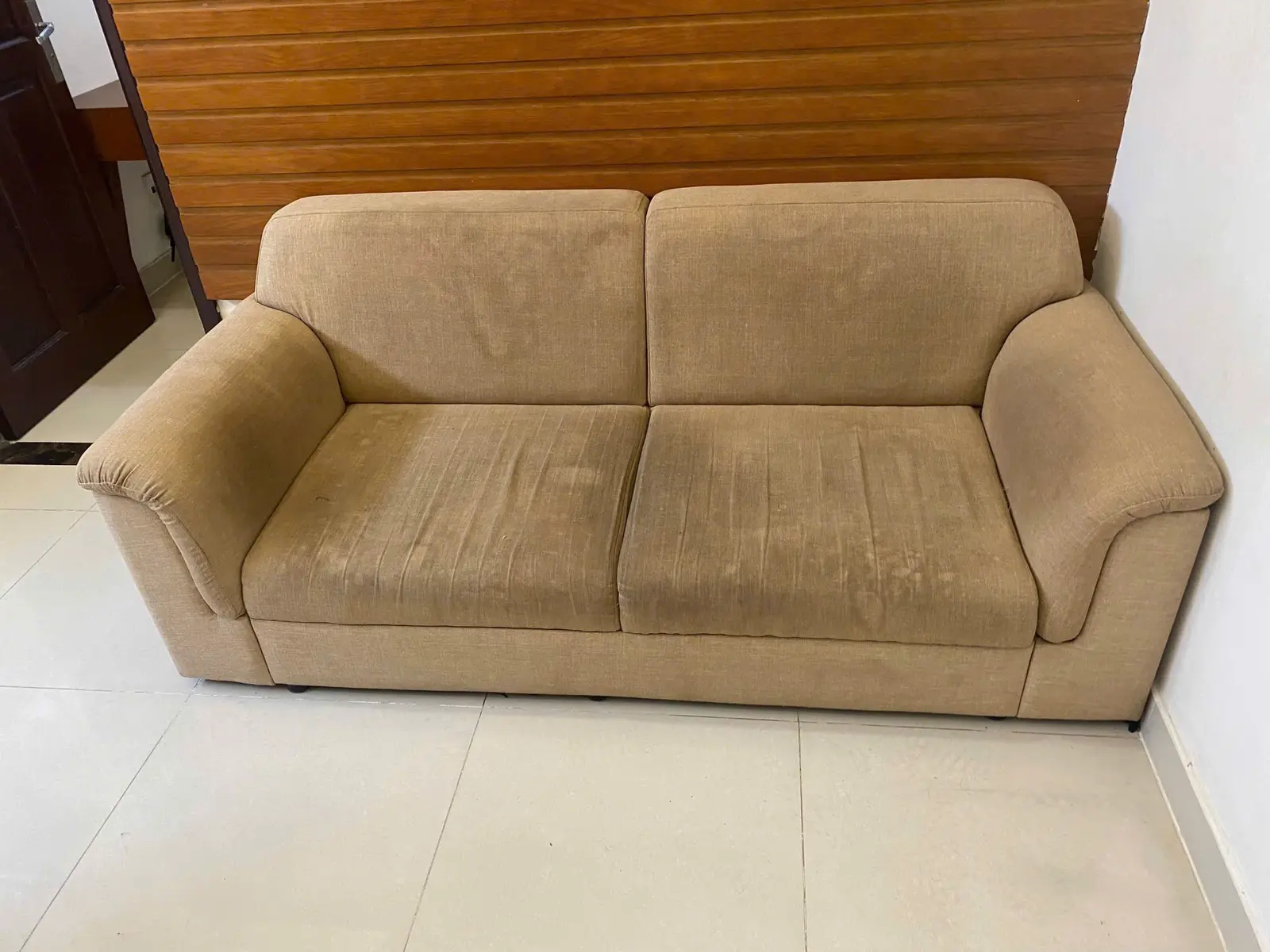 Sofa vải màu be 2 chỗ trước khi vệ sinh