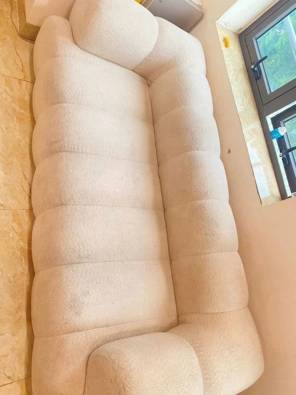 Sofa vải bouclé dáng bong bóng sau khi vệ sinh bởi S.T Clean