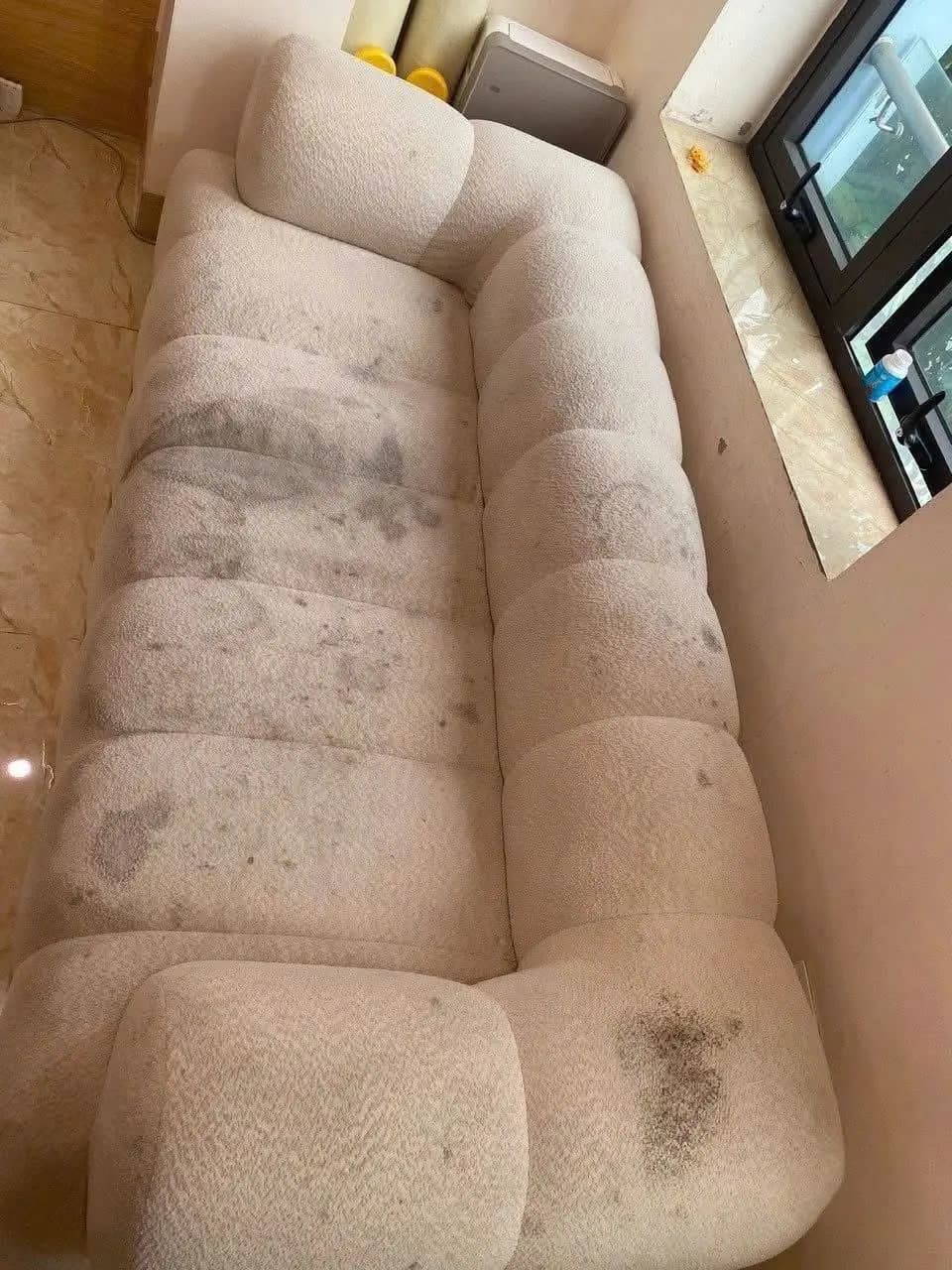 Sofa vải bouclé dáng bong bóng trước khi vệ sinh