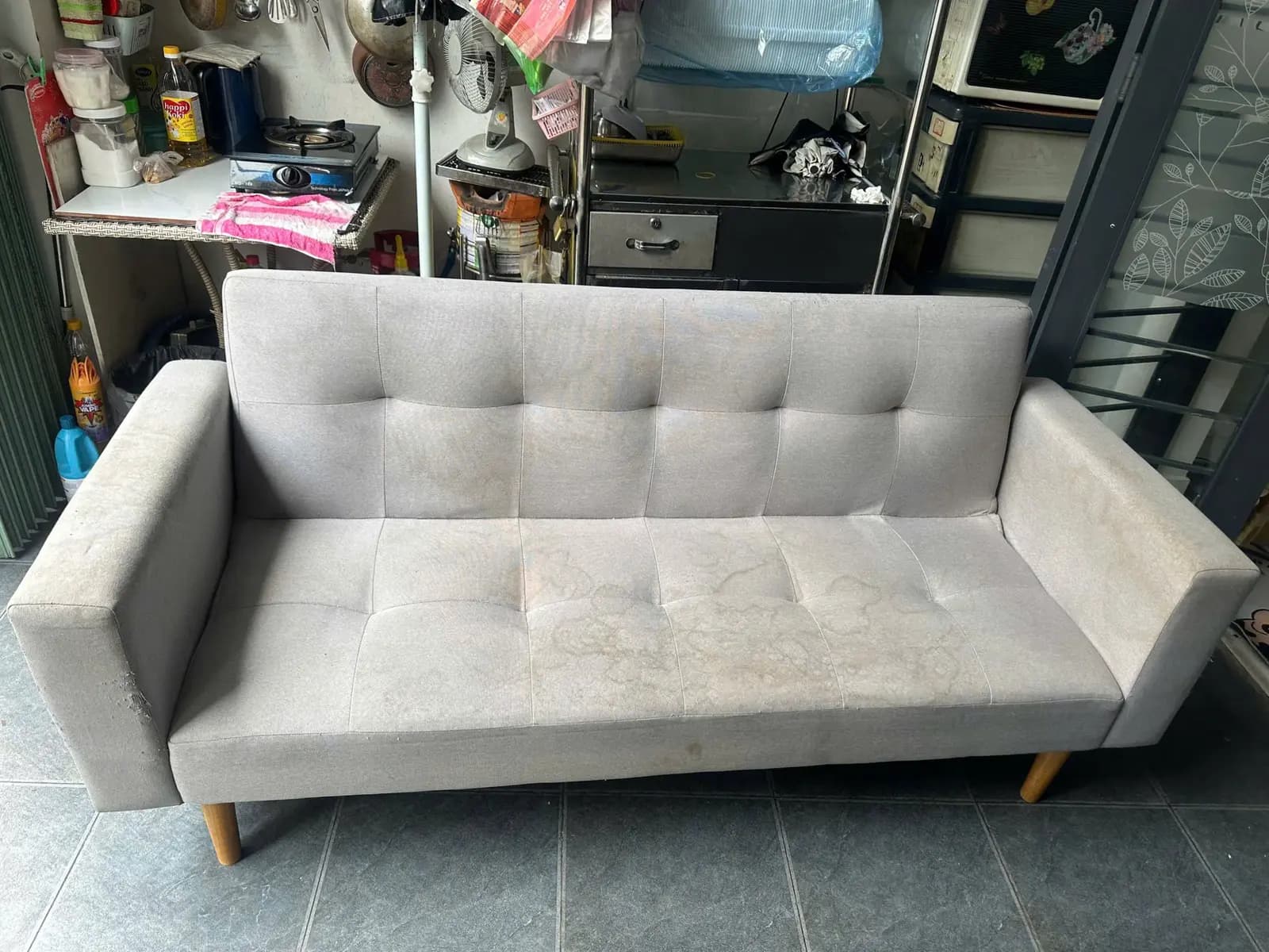 Sofa giường vải xám trước khi vệ sinh