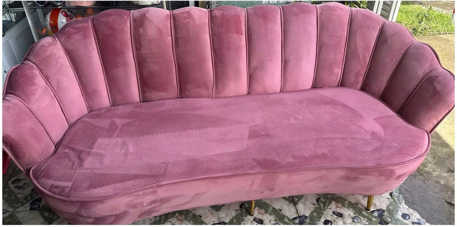 Sofa nhung hồng dáng vỏ sò sau khi vệ sinh bởi S.T Clean