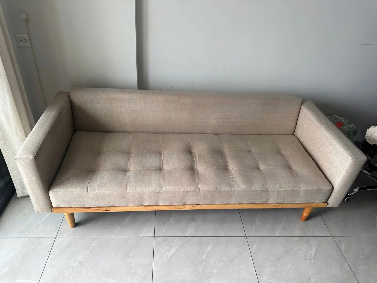 Sofa băng vải kem chân gỗ sau khi vệ sinh bởi S.T Clean