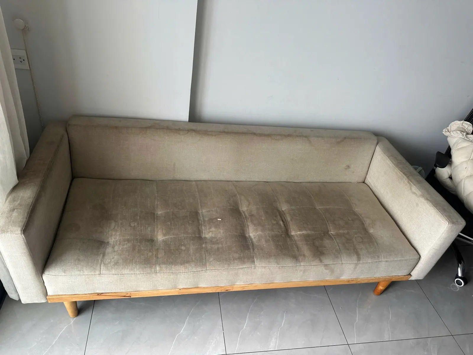 Sofa băng vải kem chân gỗ trước khi vệ sinh