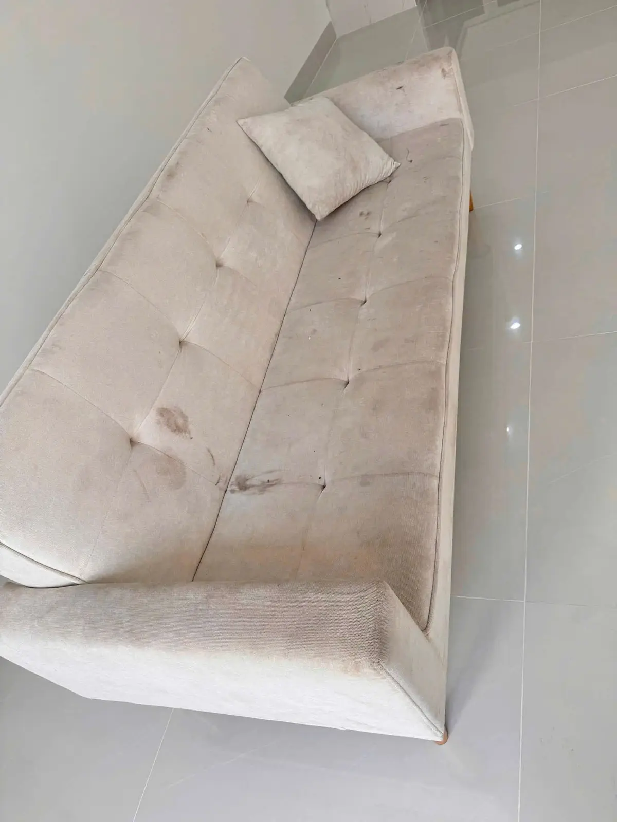 Sofa nỉ trắng kem trước khi vệ sinh