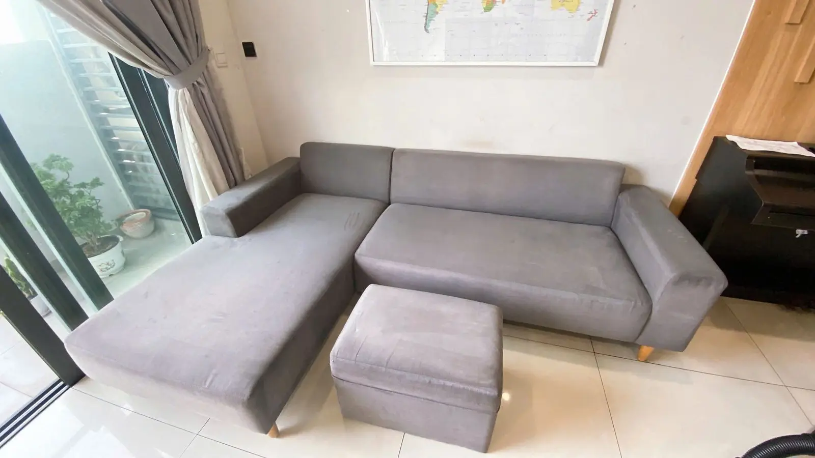 Sofa góc vải xám kèm đôn sau khi vệ sinh bởi S.T Clean