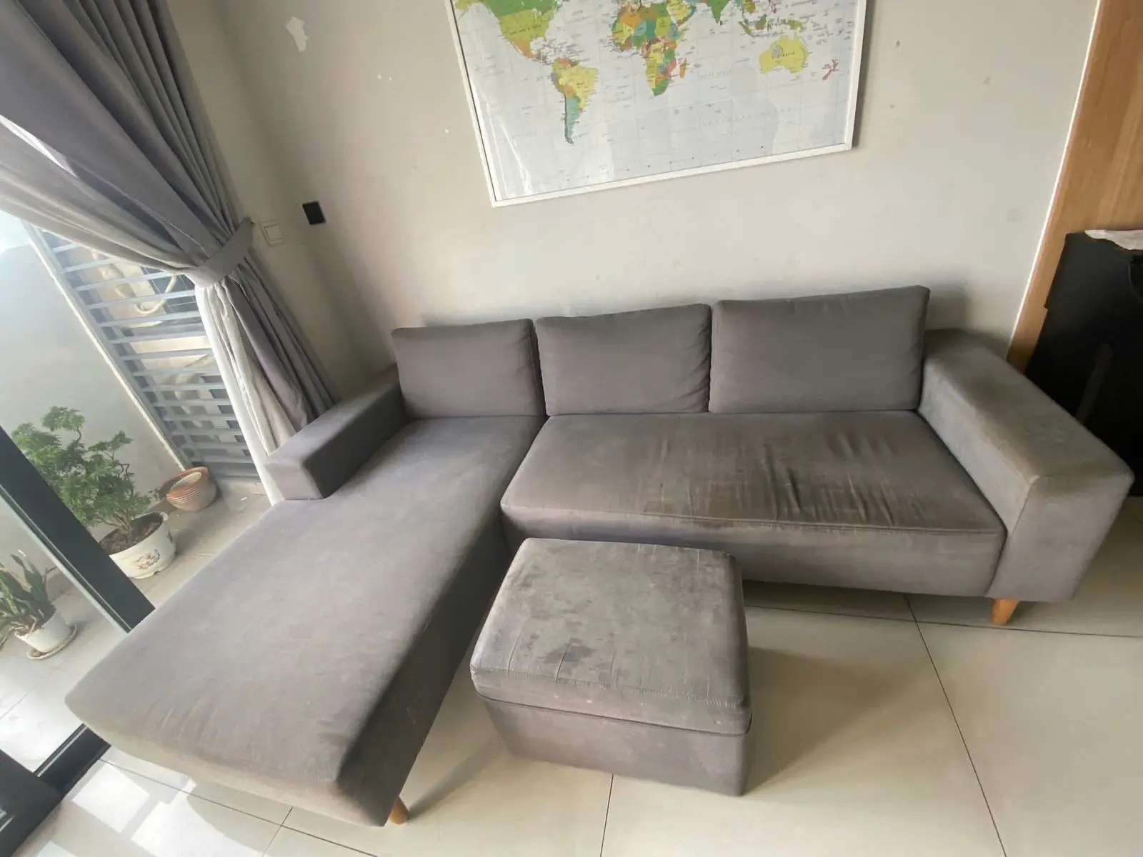Sofa góc vải xám kèm đôn trước khi vệ sinh