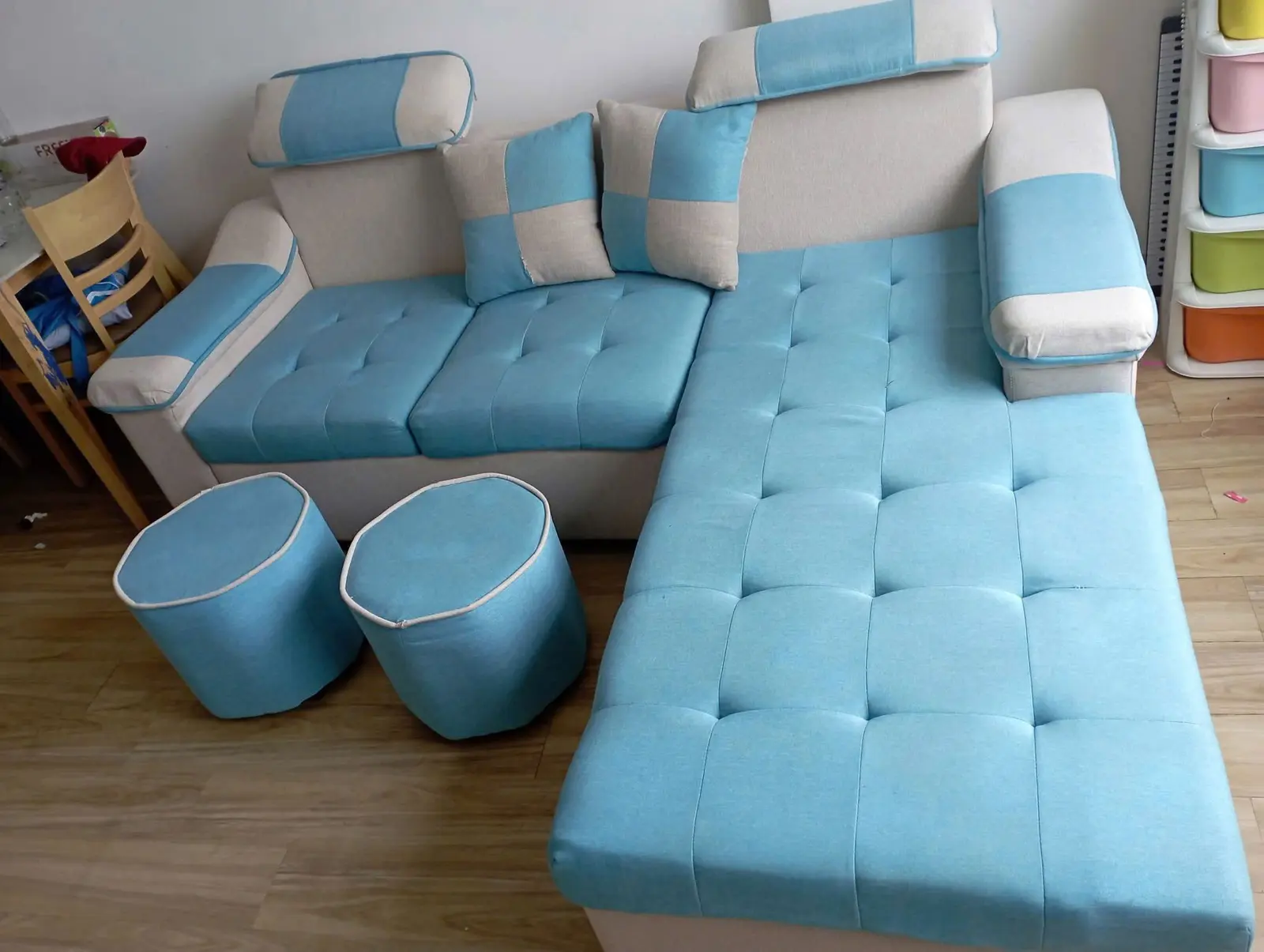 Sofa góc L vải xanh sau khi vệ sinh bởi S.T Clean