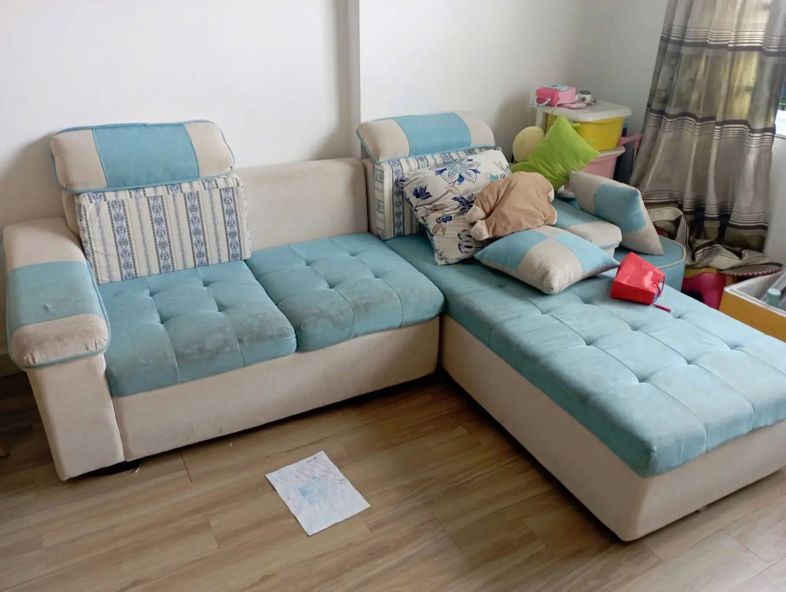 Sofa góc L vải xanh trước khi vệ sinh