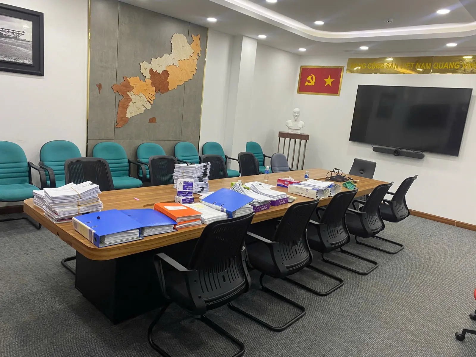 Ghế phòng họp được vệ sinh đồng loạt