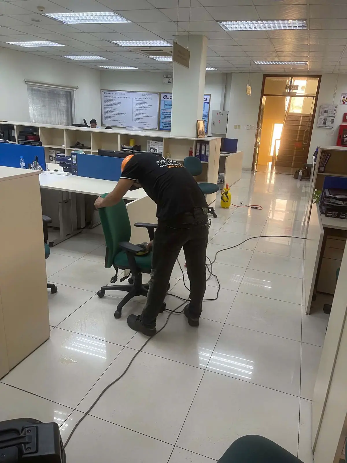 Vệ sinh ghế văn phòng tại chỗ cho doanh nghiệp