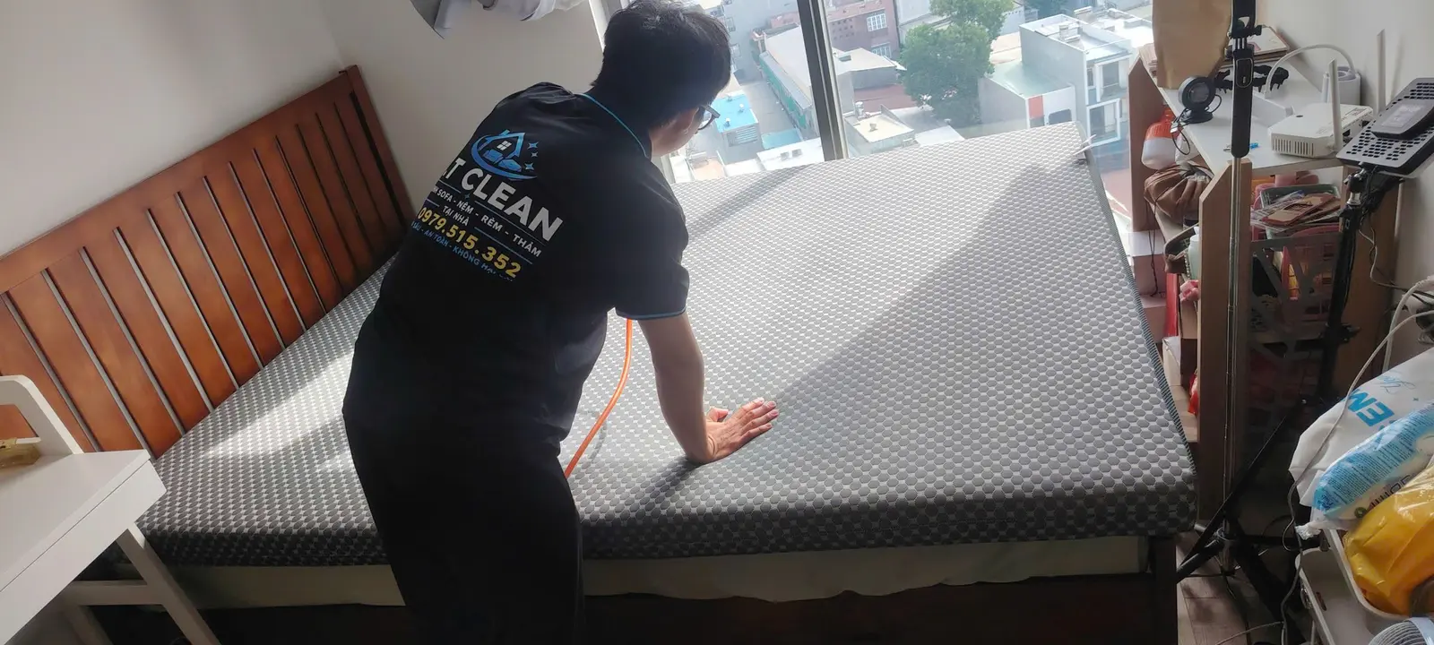 Kỹ thuật viên S.T Clean vệ sinh nệm tại căn hộ