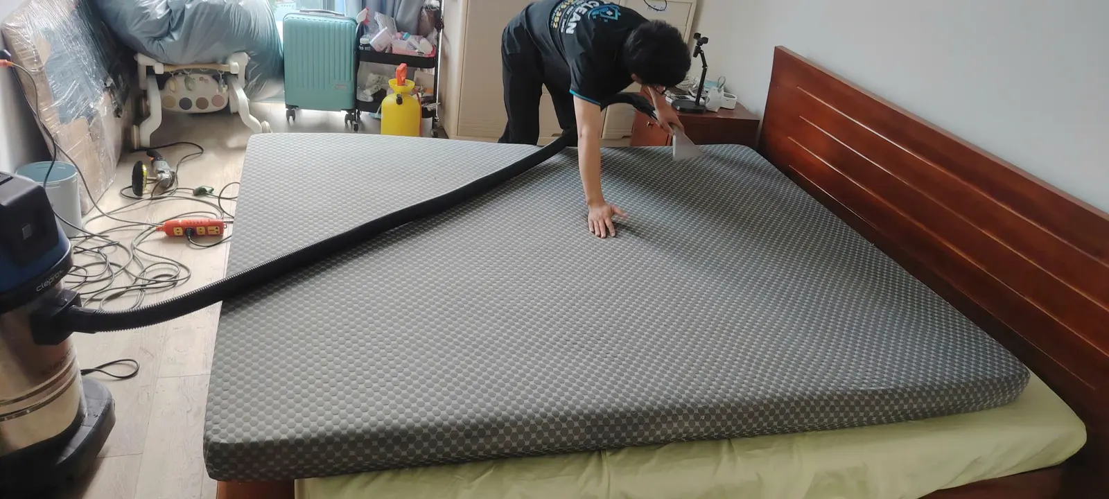 Hút bụi mịn trên bề mặt nệm foam