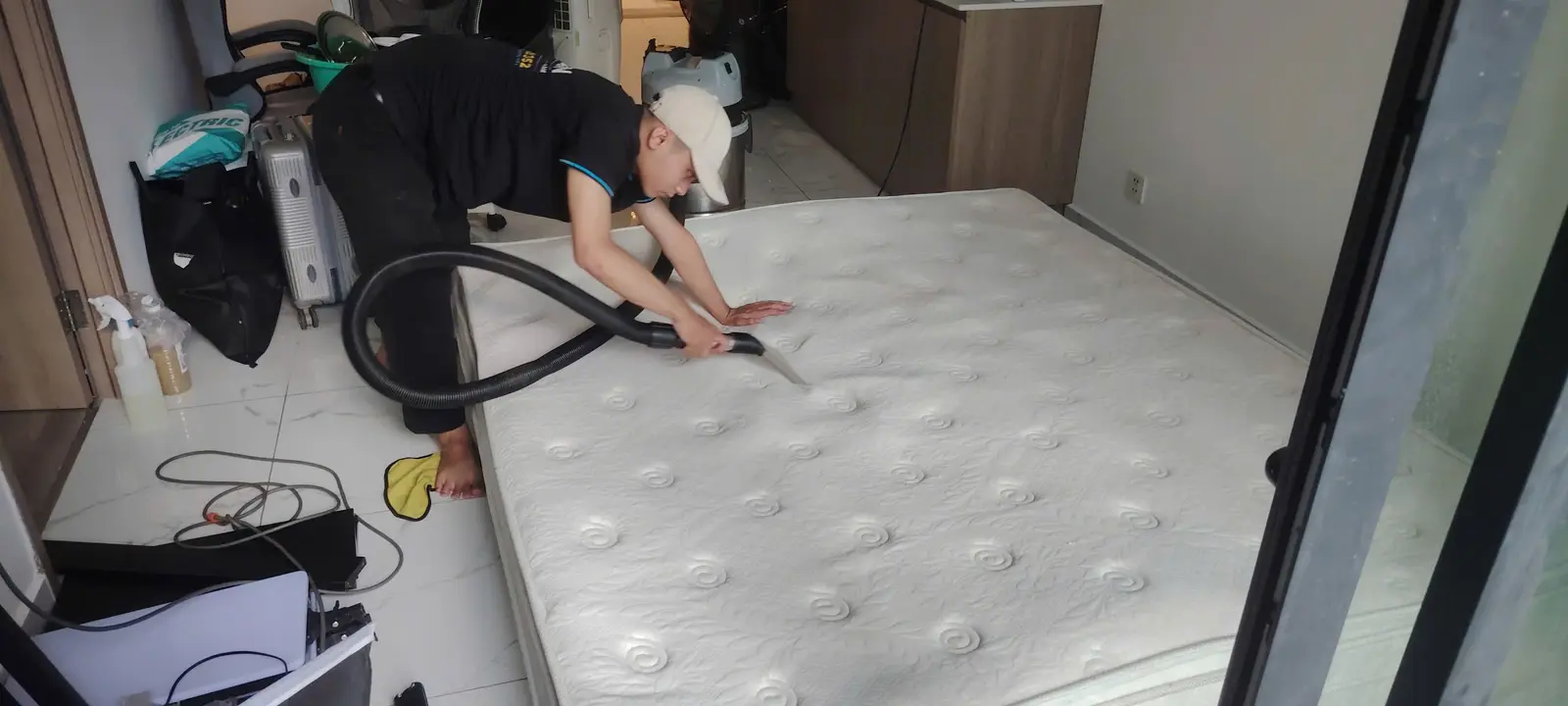 Vệ sinh nệm lò xo trong phòng ngủ