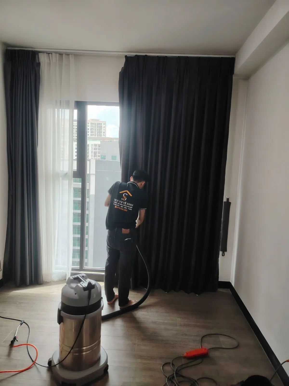 Vệ sinh rèm cản sáng tại căn hộ cao tầng