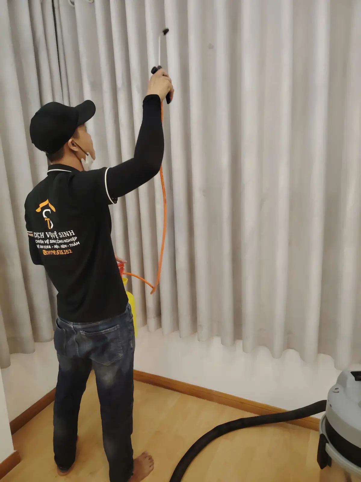Làm sạch rèm vải sáng màu từ trên xuống