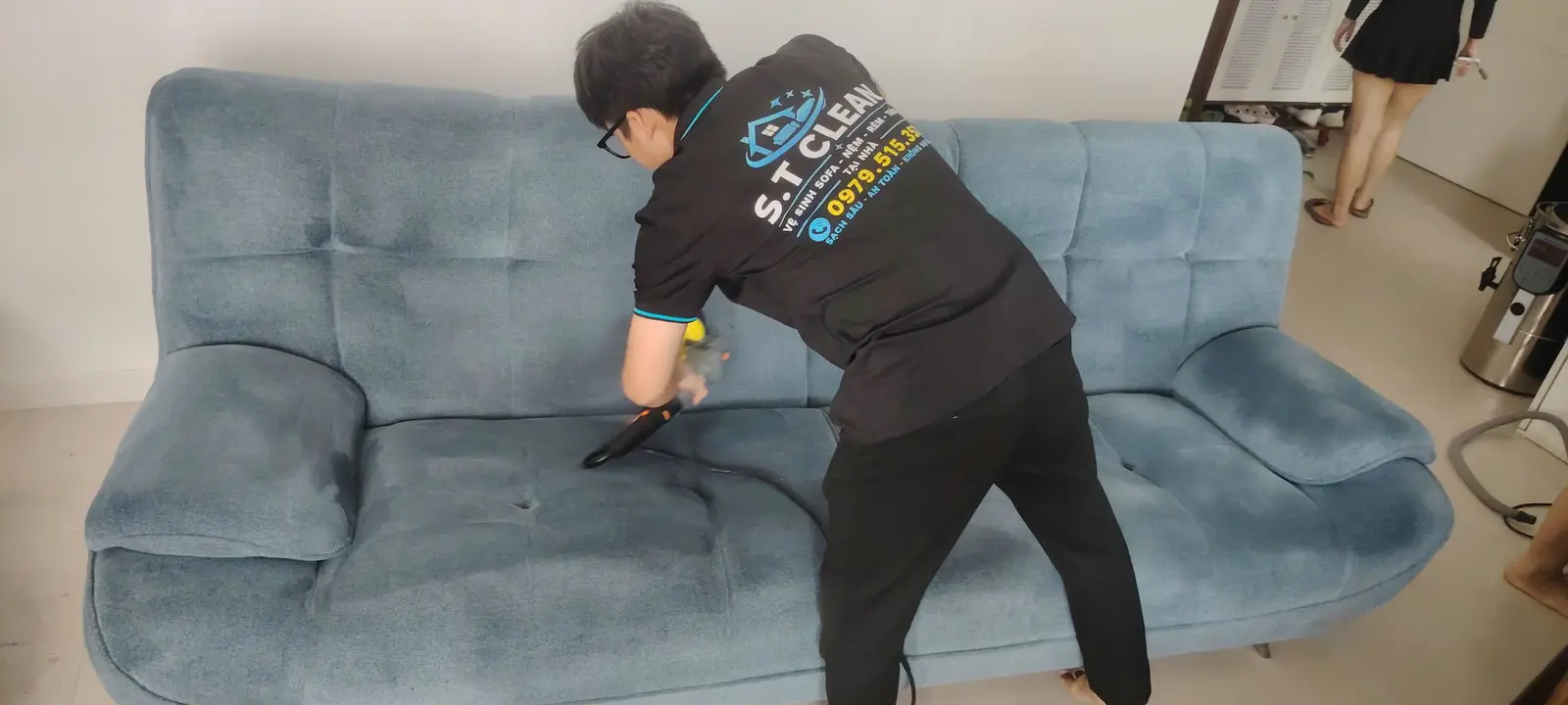 Kỹ thuật viên S.T Clean vệ sinh sofa nỉ tại nhà khách hàng