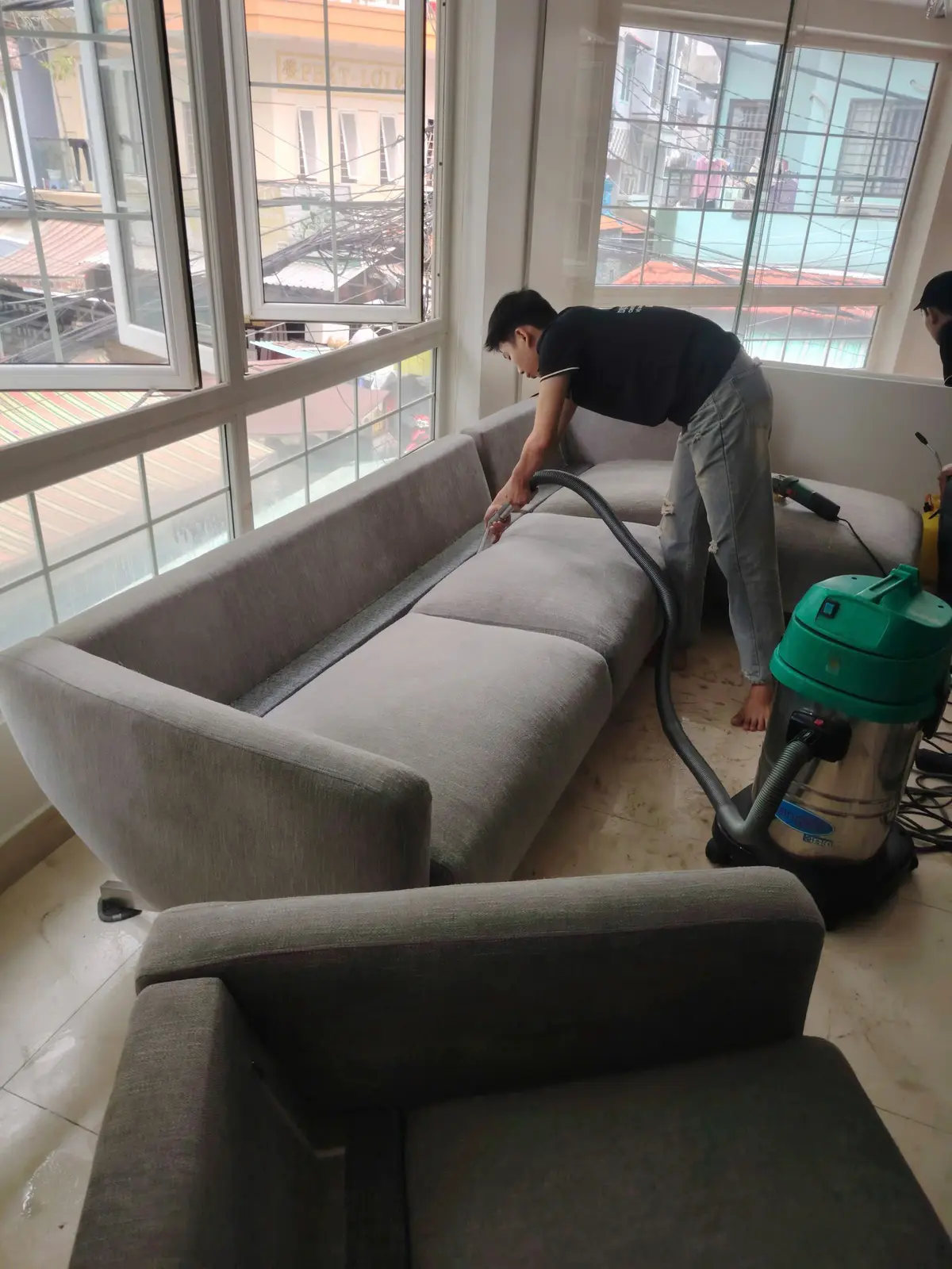 Hút bụi sâu sofa vải bằng máy chuyên dụng
