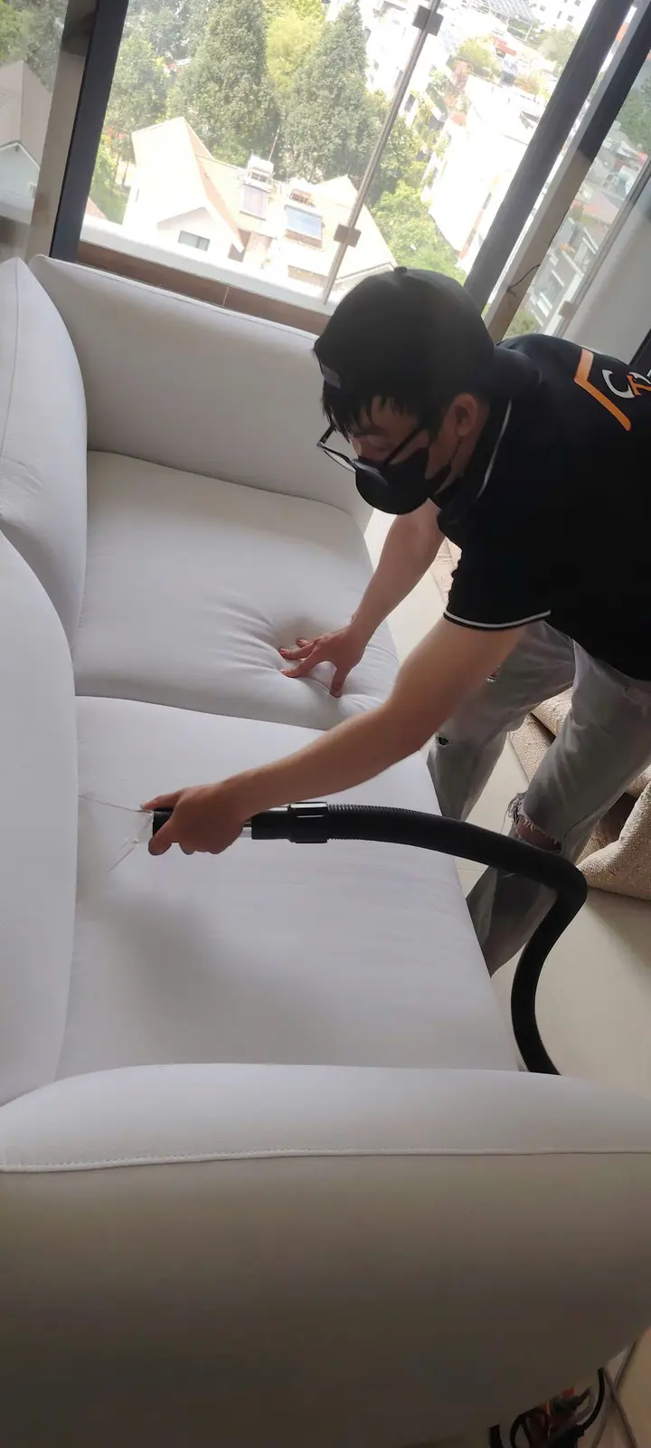 Làm sạch từng đường may trên sofa màu sáng